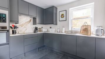 Deluxe Cottage | Private kitchen | Electric kettle, toaster