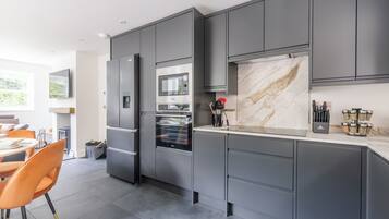 Deluxe Cottage | Private kitchen | Electric kettle, toaster