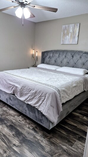 4 bedrooms, free WiFi, bed sheets - A beautiful sunset, house with 4 bedrooms, 5 beds (Clarksville)