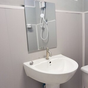 Basic-Studio | Badezimmer | Kostenlose Toilettenartikel, Hausschuhe, Handtücher