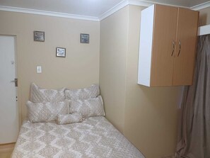 1 bedroom, WiFi, bed sheets - Guest room (Johannesburg)