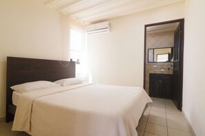 6 bedrooms - Large Private Casa with Pool Close to town & Beach (Jaco)