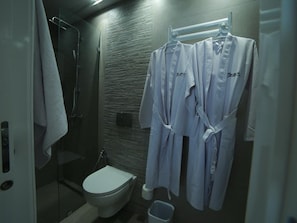 Shower, hair dryer, towels, soap - The Queen of Sidi Bou Said (Site archéologique de Carthage)