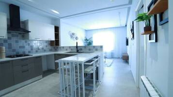 Kylskåp, mikrovågsugn, ugn och kaffe- och tebryggare