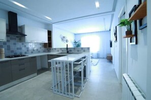 Fridge, microwave, oven, coffee/tea maker - The Queen of Sidi Bou Said (Site archéologique de Carthage)