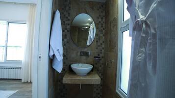 Douche, sèche-cheveux, serviettes fournies, savon