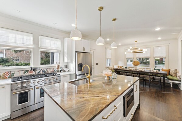 Fridge, microwave, oven, stovetop - Heart of Ardsley : 4 BR, 3.5 BA House in Savannah, Sleeps 8 (Savannah)