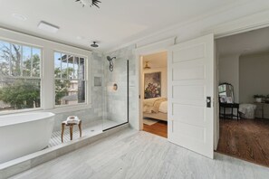 4 bedrooms, iron/ironing board, free WiFi, bed sheets - Heart of Ardsley : 4 BR, 3.5 BA House in Savannah, Sleeps 8 (Savannah)