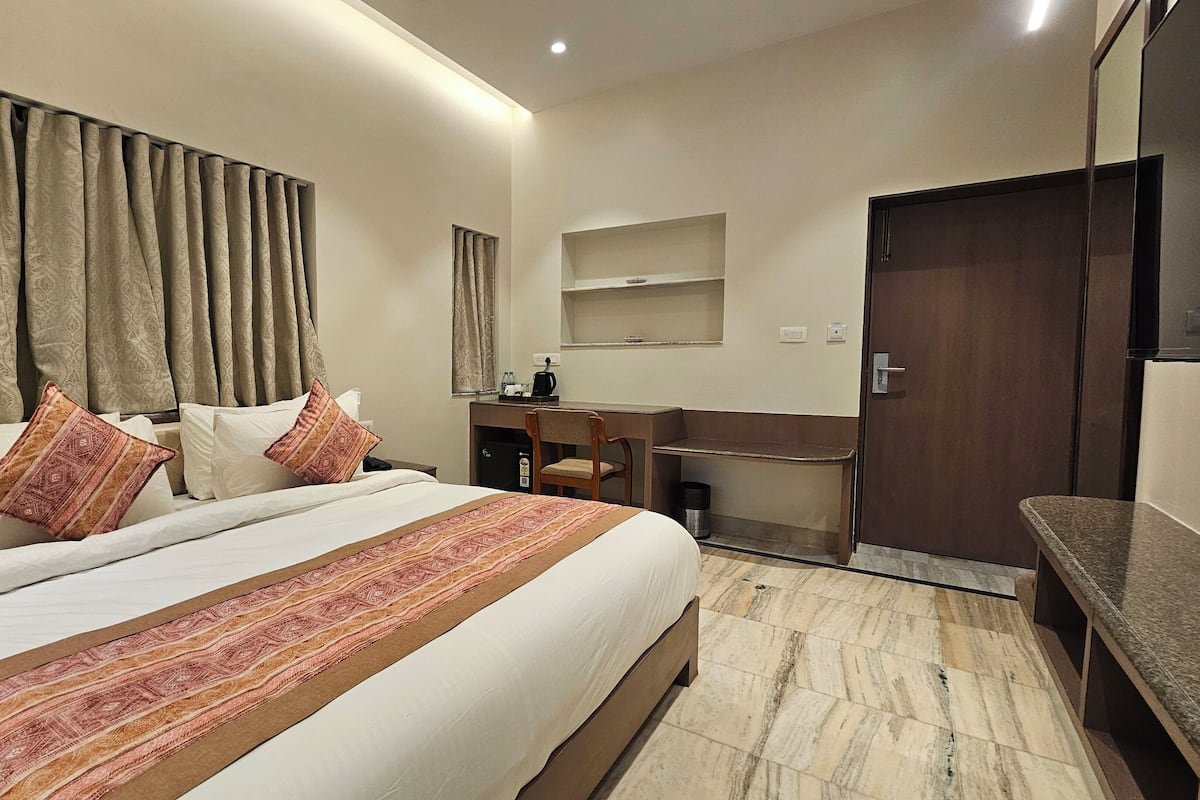 Luxury Double Room, 1 King Bed, Non Smoking, Garden View | 1 bedroom, wheelchair access