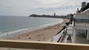 A beach with a view of the city skyline, including a prominent tower. - Penthouse first line poniente beach. Elche Park. (Benidorm)