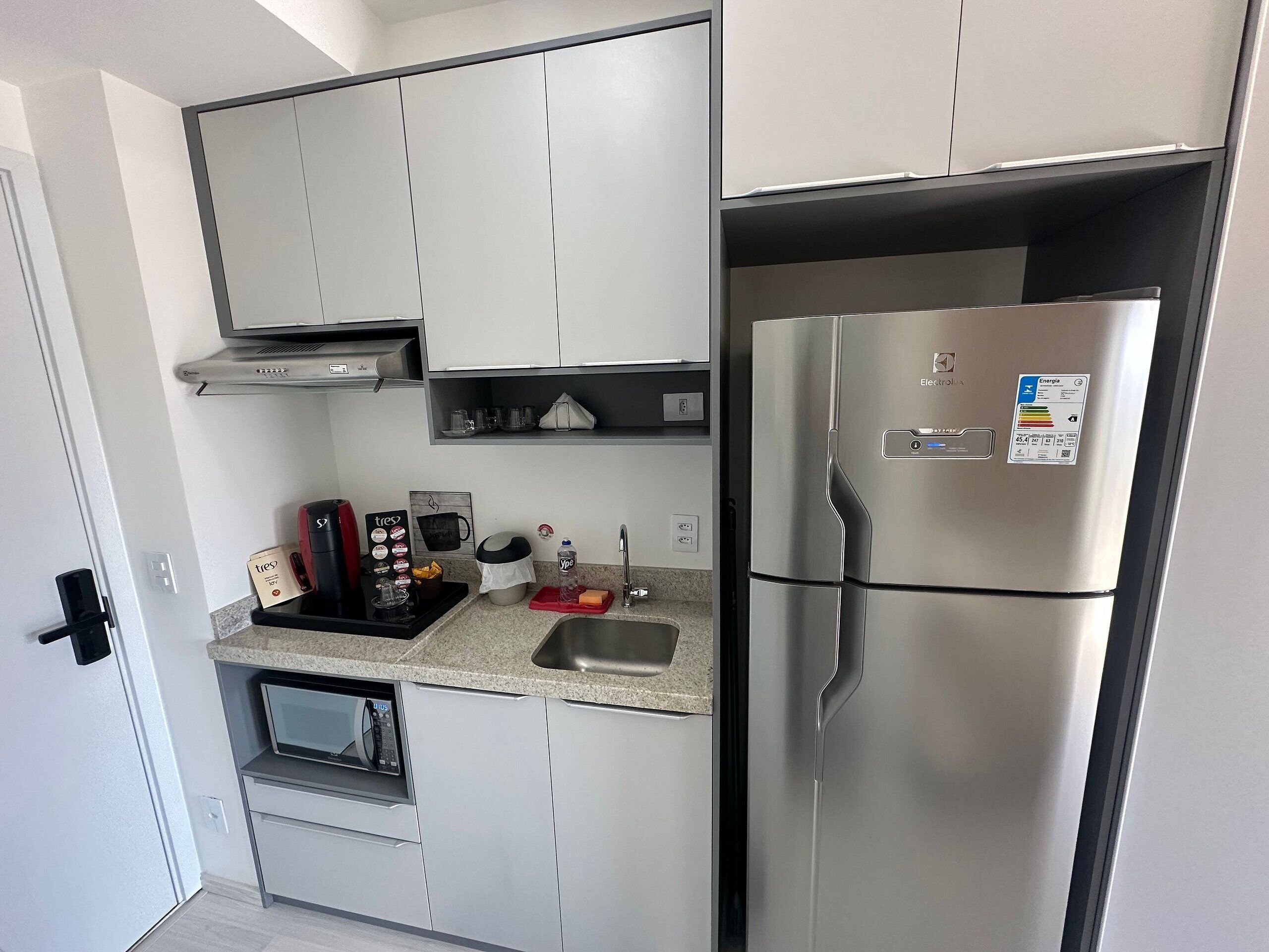 Basic Studio | Private kitchen | Fridge, microwave, cookware/dishes/utensils