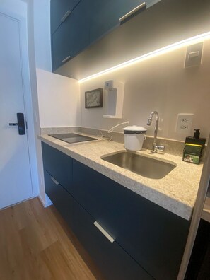Studio | Private kitchen | Fridge, microwave, cookware/dishes/utensils