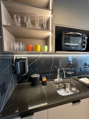 Family Apartment | Private kitchen | Fridge, microwave, cookware/dishes/utensils - TrevizZo Handy Paraiso (São Paulo)