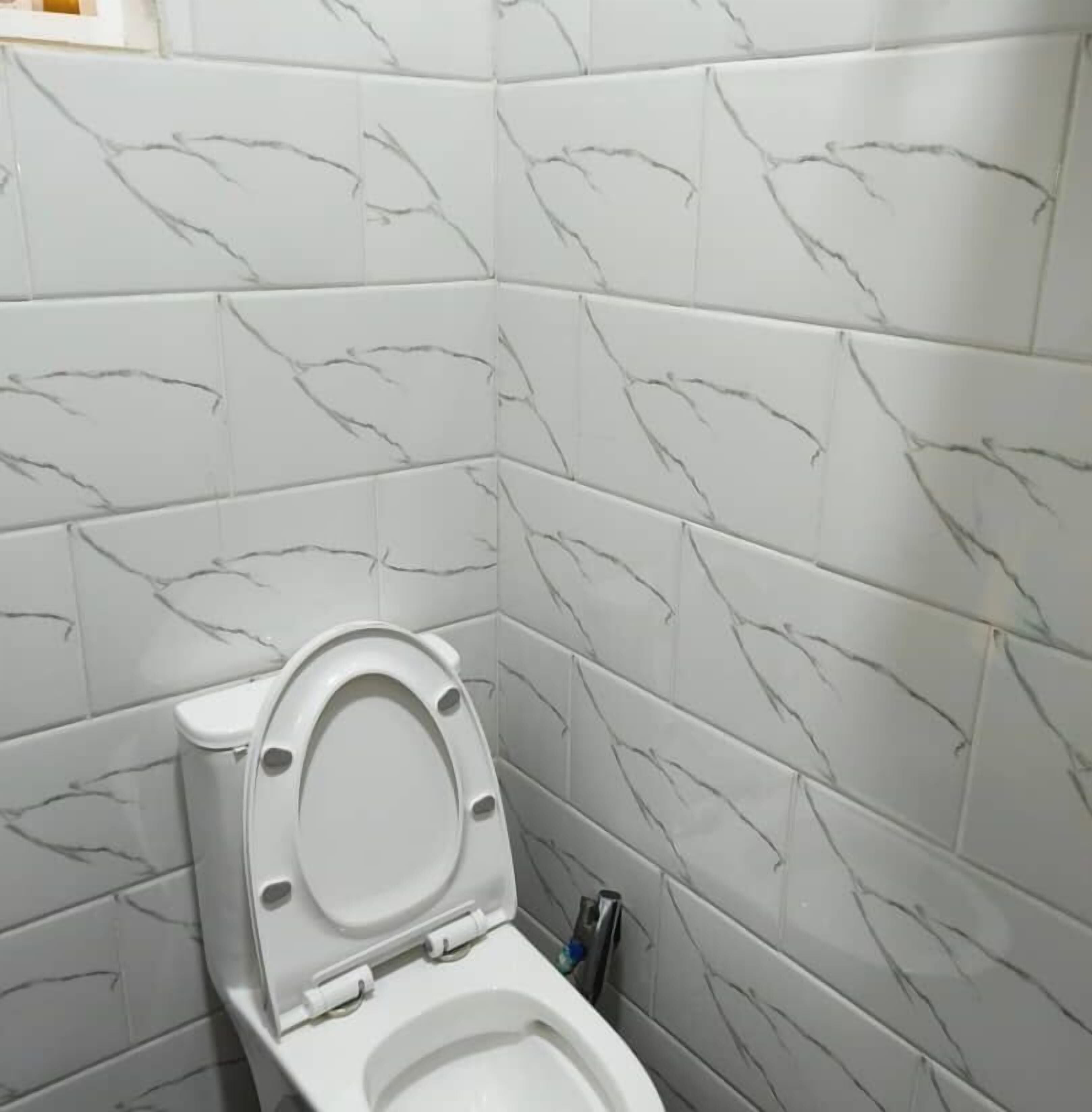 Combined shower/bathtub, free toiletries, slippers, towels
