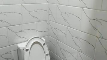 Combined shower/bathtub, free toiletries, slippers, towels