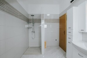 Douche, sèche-cheveux, serviettes fournies