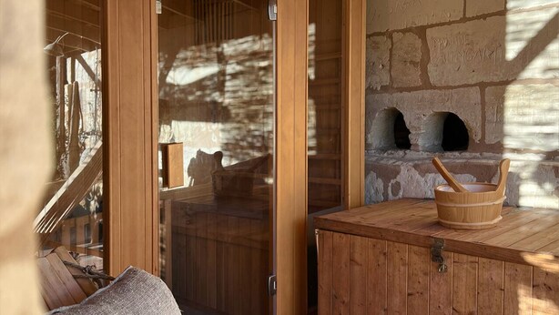 A wooden room with a sliding door, a stone wall, and a wooden bench. - La CLOCHETTE / La MAISONNETTE, La MAISONNETTE (Lugon-et-l'Île-du-Carnay)