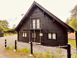 Exterior - Stunning Loch Ness lodge with hot tub and sauna (Inverness)