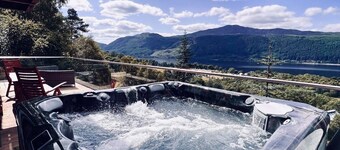 Luxury lodge on Loch Ness + hot tub & sauna