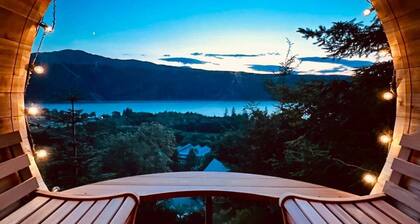 Luxury lodge on Loch Ness + hot tub & sauna