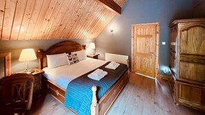 3 soverom, skrivebord, strykejern/-brett og reiseseng for barn