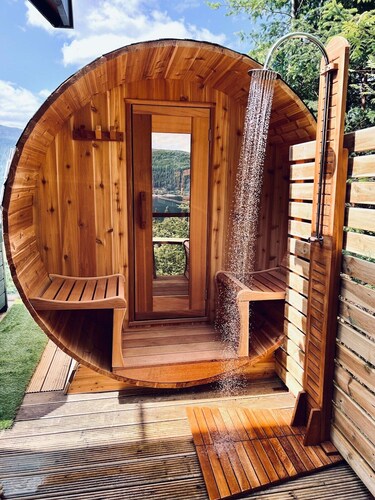 Lochnagar: luxury Loch Ness lodge, hot tub & sauna