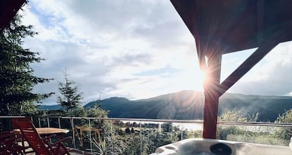 Lochnagar: luxury Loch Ness lodge, hot tub & sauna