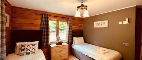 3 bedrooms, desk, iron/ironing board, travel crib