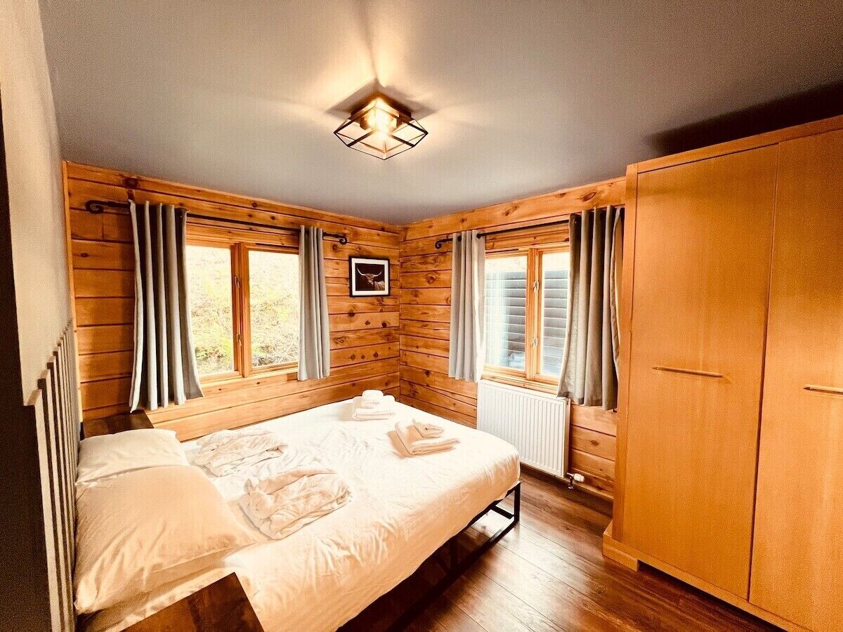 3 habitaciones, escritorio y tabla de planchar con plancha 