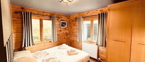 3 habitaciones, escritorio y tabla de planchar con plancha
