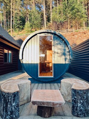 Terrace/patio - Luxury Loch Ness lodge with hot tub & sauna (Inverness)