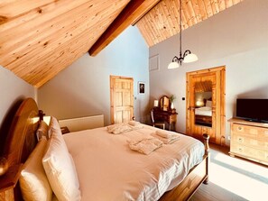 3 habitaciones, escritorio y tabla de planchar con plancha 