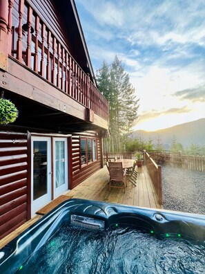 Outdoor dining - Group lodge with hot tub and fire pit (Inverness)