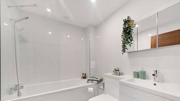 Apartment | Bathroom | Shower, towels