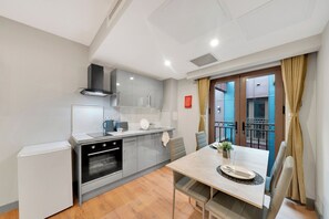 Apartment | Private kitchen - East London Studio Apartment - Ilford (Ilford)