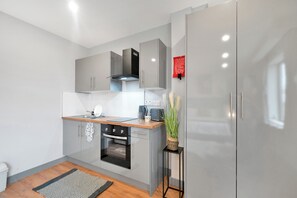 Departamento | Cocina privada | Refrigerador, microondas, horno y parrilla de estufa 