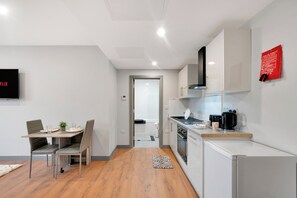 Apartment | Private kitchen | Fridge, microwave, oven, stovetop - Studio Apartment in London - Ilford, East London (Ilford)