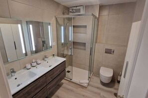 Shower, hair dryer, towels, shampoo - Spectacular apartment with excellent location (Madrid)