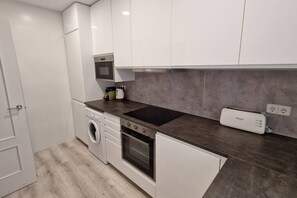 Fridge, microwave, oven, stovetop - Spectacular apartment with excellent location (Madrid)