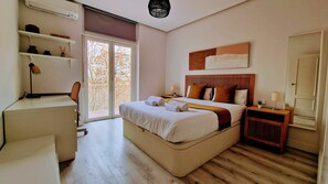 2 makuuhuonetta, työpöytä, silitysrauta/-lauta, vauvan matkasänky