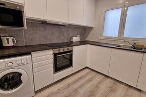 Fridge, microwave, oven, stovetop - Spectacular apartment with excellent location (Madrid)