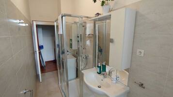 Dusch, hårtork, bidé och handdukar