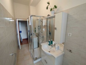 Een douche, een haardroger, een bidet, handdoeken