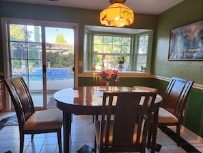 Dining - Charming 3-bedroom house with solar pool.WiFi and AC in delightful Fair Oaks (Fair Oaks)