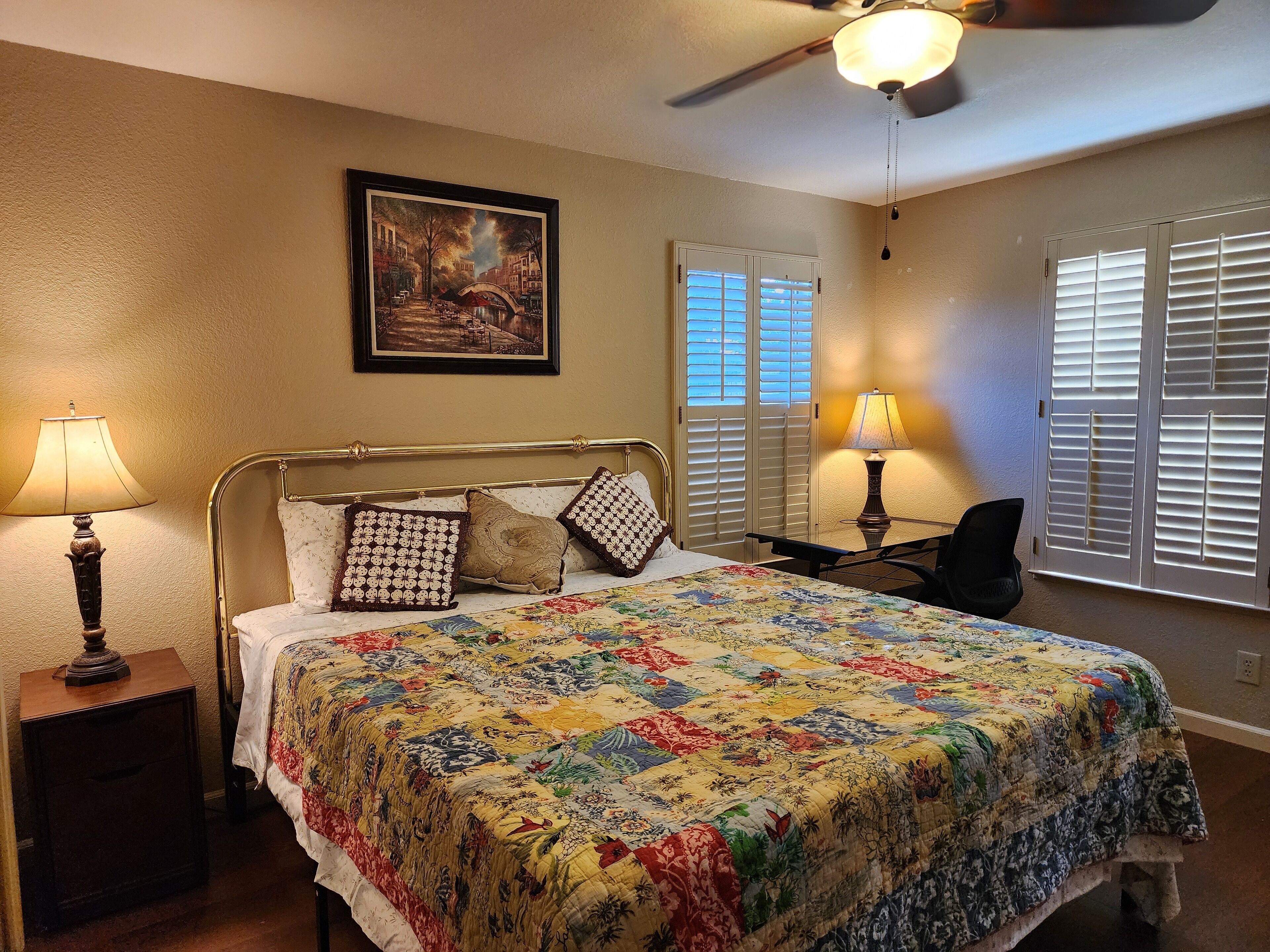 3 slaapkamers, een strijkplank/strijkijzer, wifi, beddengoed