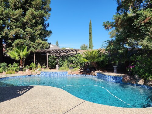 Charming 3-bedroom house with solar pool.WiFi and AC in delightful Fair Oaks