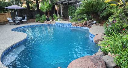 Charming 3-bedroom house with solar pool.WiFi and AC in delightful Fair Oaks