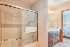 Towels, toilet paper - Fort Rock Park, Hot Tub, A/C, 8 SHARC, EV Charger (Sunriver)
