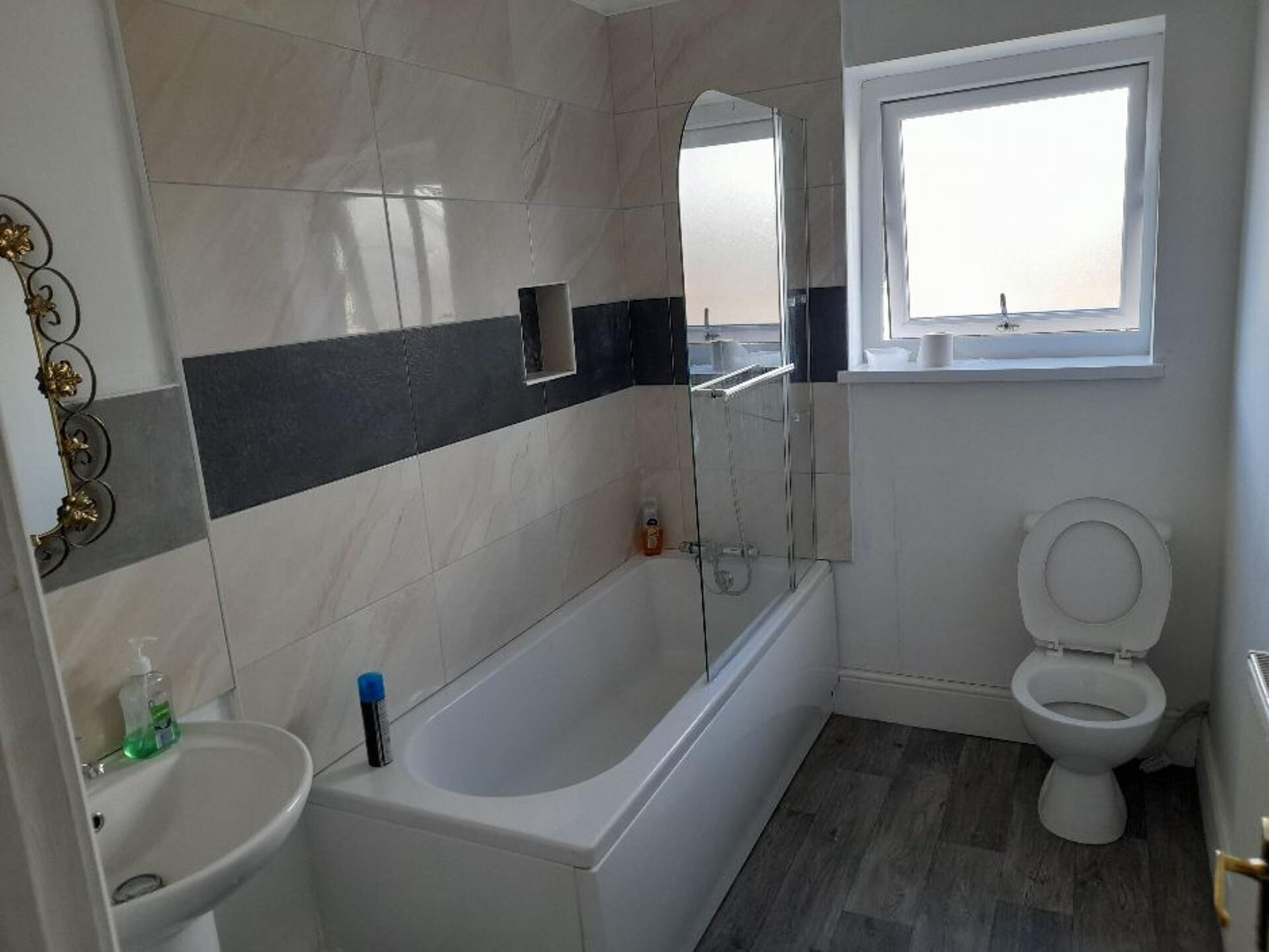 Apartment | Bathroom | Shower, towels, toilet paper