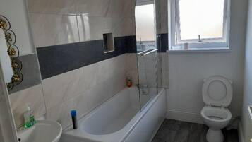Apartment | Bathroom | Shower, towels, toilet paper